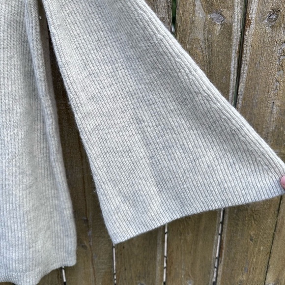 Ann Taylor 100% Cashmere Cold Shoulder Wide Sleeve Sweater Sz M - Picture 4 of 15